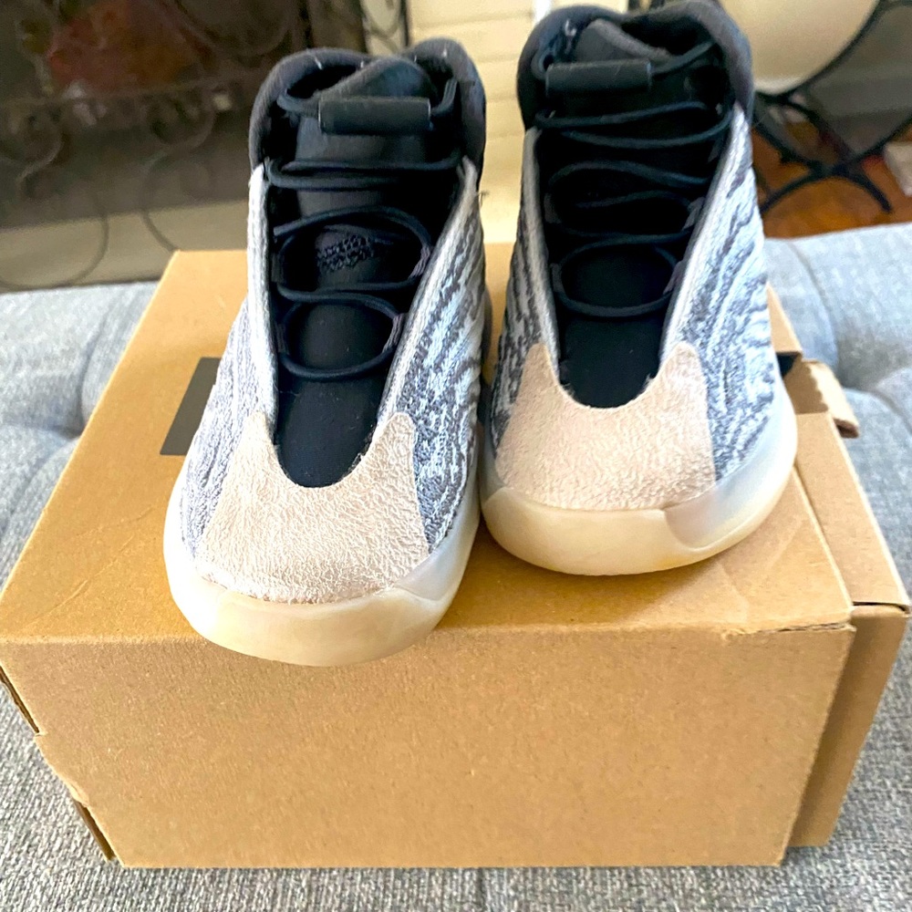 Yeezy qntm basketball shoes